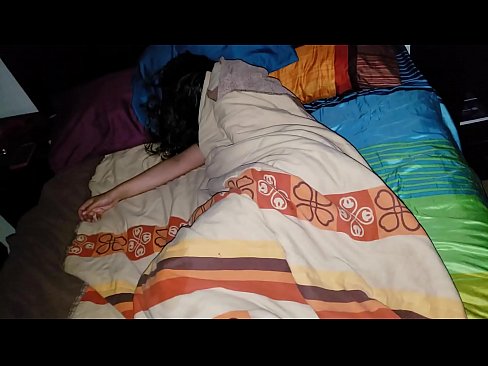 ❤️ Anak tiri berating ibu tiriné enom nalika dheweke turu. Super jinis ing jv.hentaivost.ru ☑